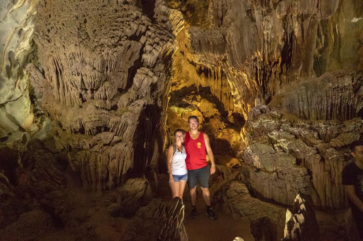 Casal na caverna do Parque Nacional Phong Nha