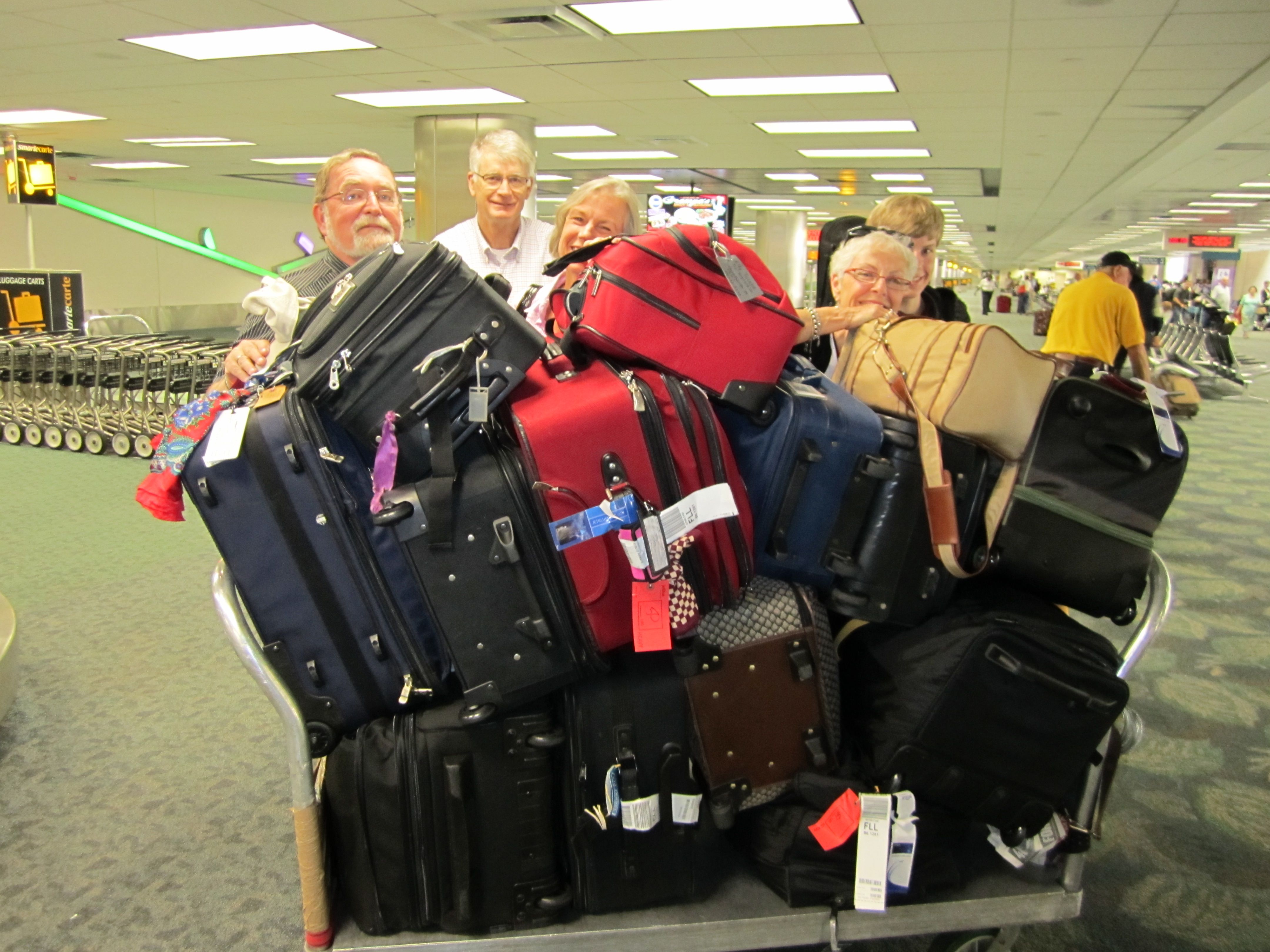 passageiros no aeroporto com muita bagagem