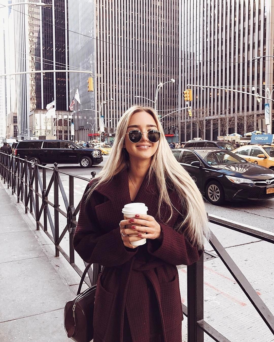 mulher na cidade de nova york segurando uma xícara de café