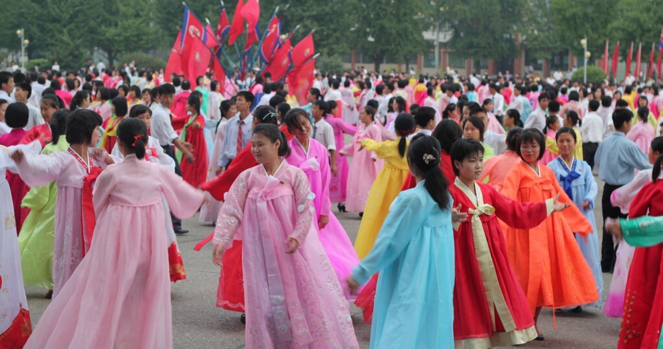 mulheres dançam na coreia do norte usando vestidos tradicionais