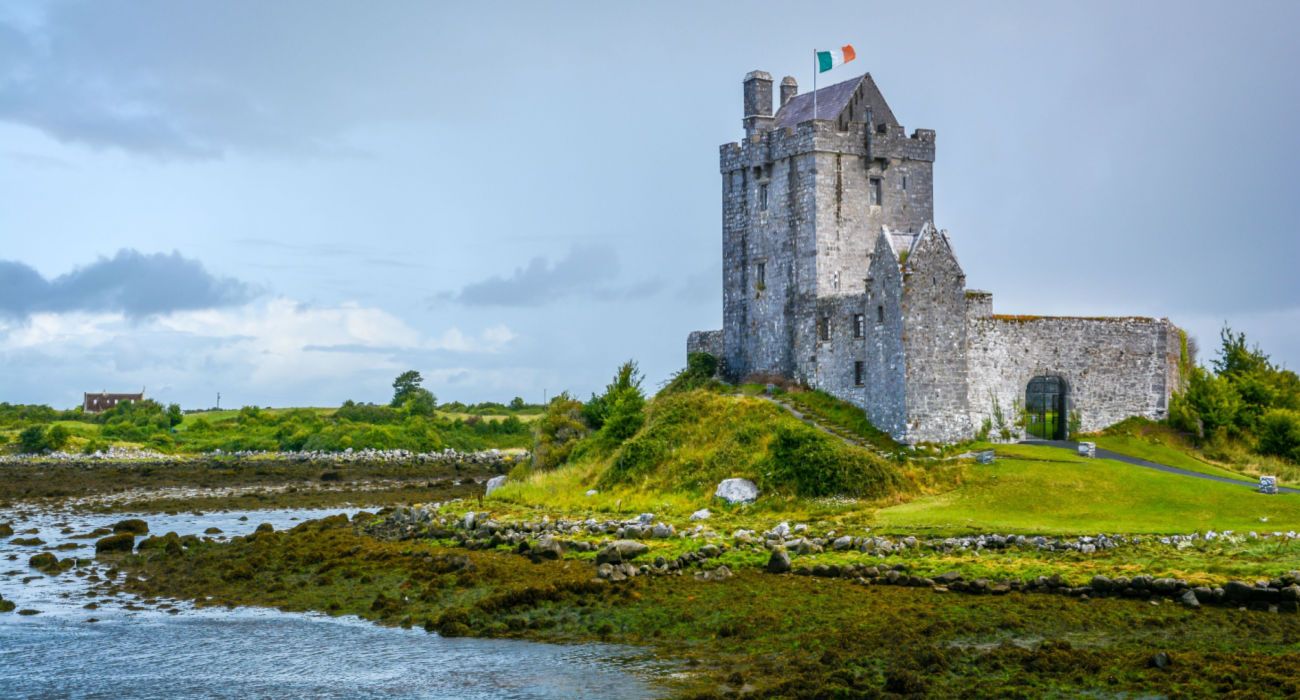 Castelo Dunguaire, casa-torre do século XVI no Condado de Galway