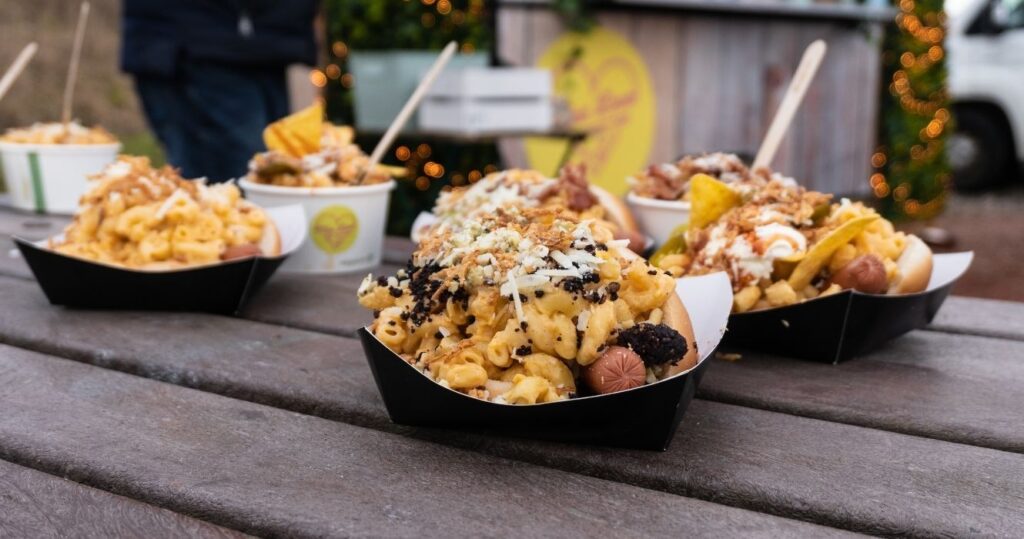 mac n cheese street food in edinburgh, scotland