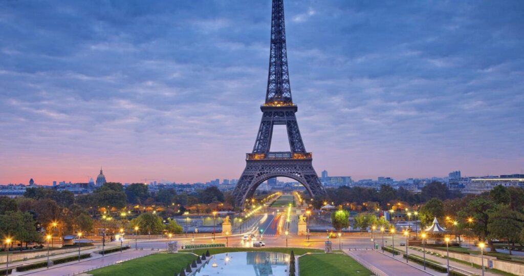 the eiffel tower in paris at sunset