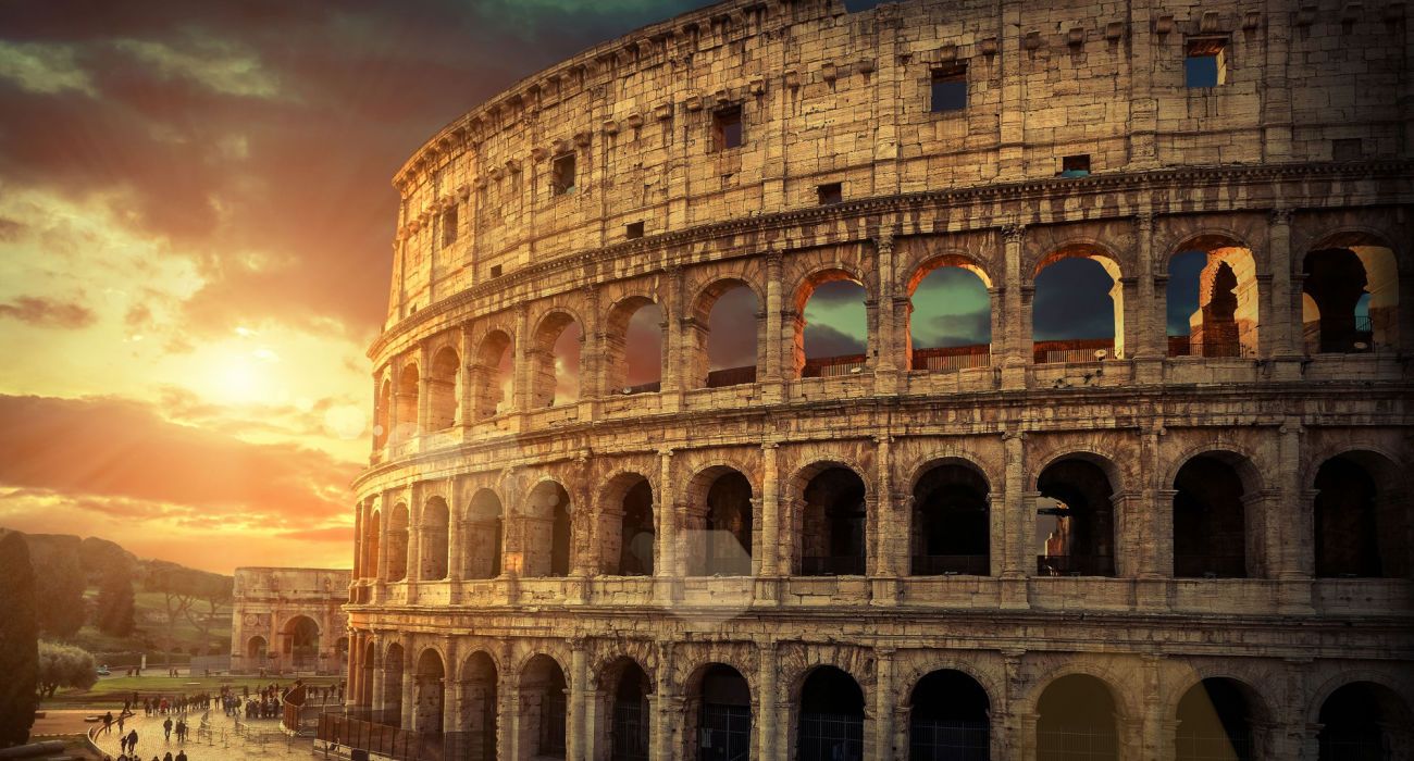 Roman Coliseum sob a luz do sol da noite