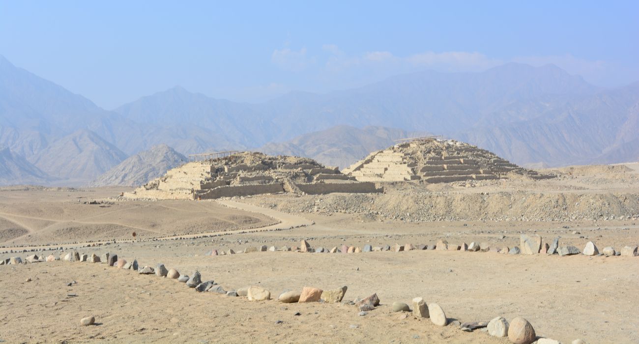 Ruínas das pirâmides em Caral Peru