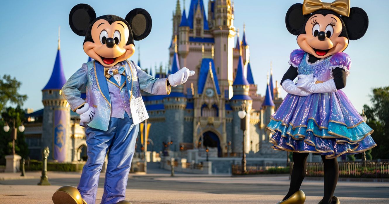 Mickey e Minnie se fantasiam para comemorar os 50 anos da Disney