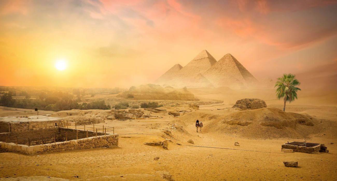 Pirâmide egípcia no deserto de areia e céu claro