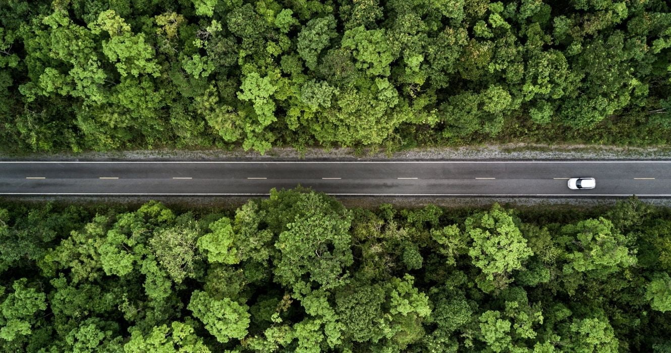 vista aérea de um carro em uma estrada