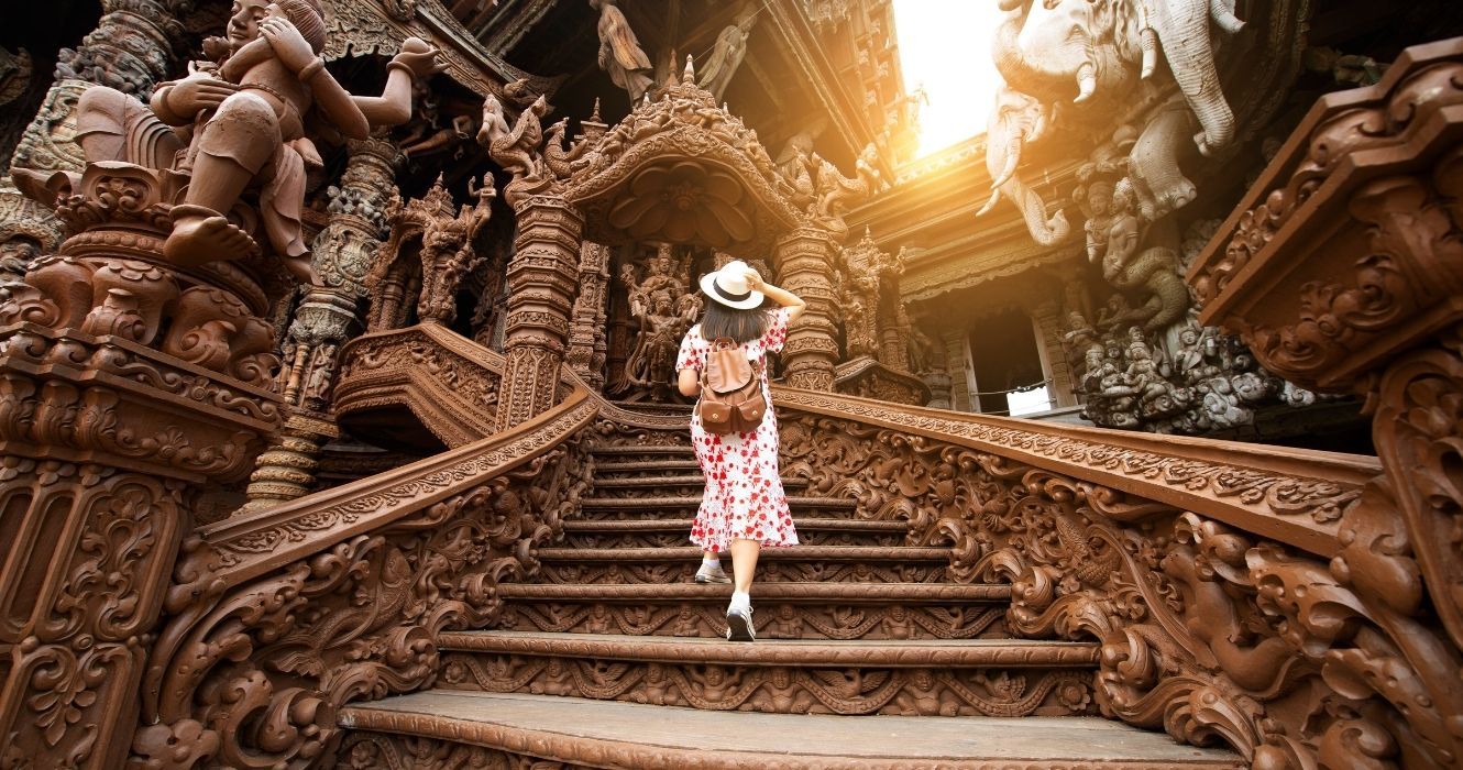 uma mulher explorando um templo na tailândia