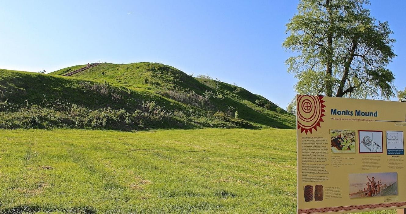 Sinal marcando o Monks Mound no local do monte Cahokian