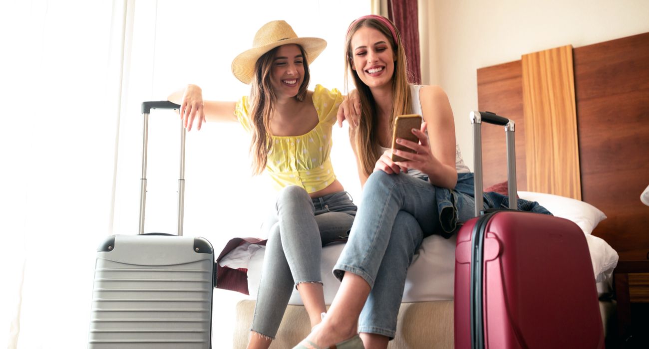 meninas viajando e suas bagagens em um quarto de hotel