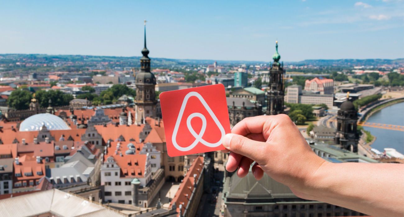 Logotipo do Airbnb contra o horizonte de Dresden