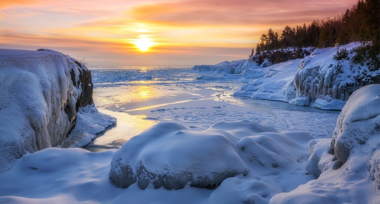 Nascer do sol congelado do Lago Superior no Presque Isle Park