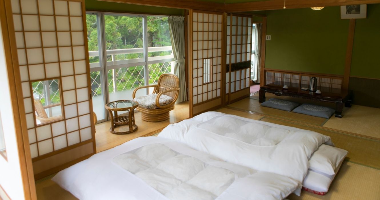 um quarto em um ryokan tradicional no Japão
