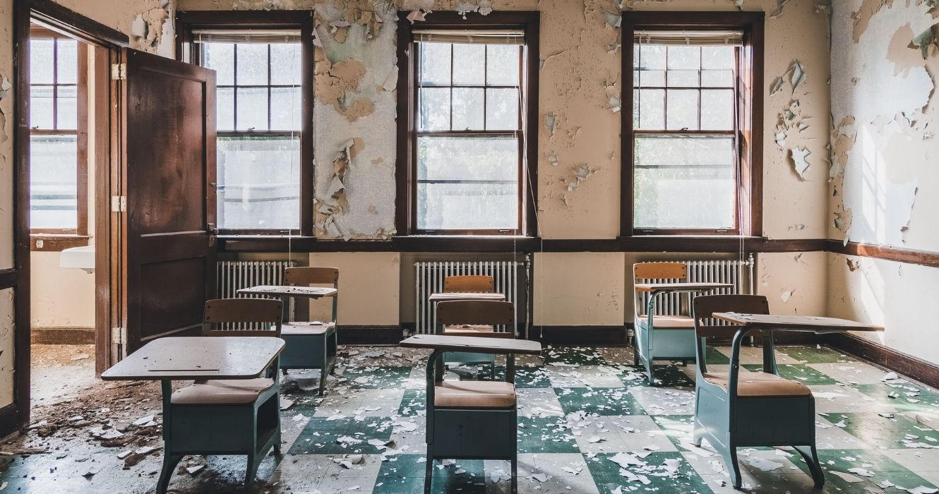 uma sala de escola abandonada