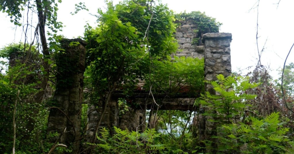 the van slyke castle ruins in new jersey