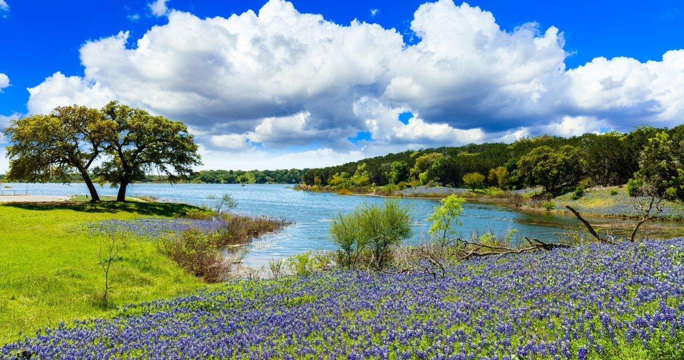 uma vista de um rio no texas hill country