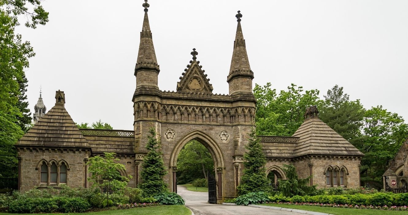 a entrada do cemitério de Forest Hills em Boston