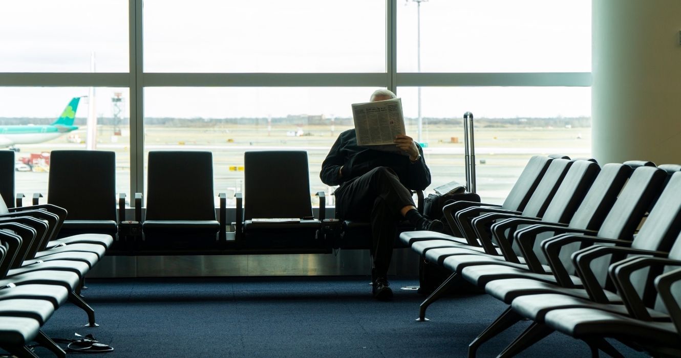 Um viajante em um aeroporto esperando por uma escala