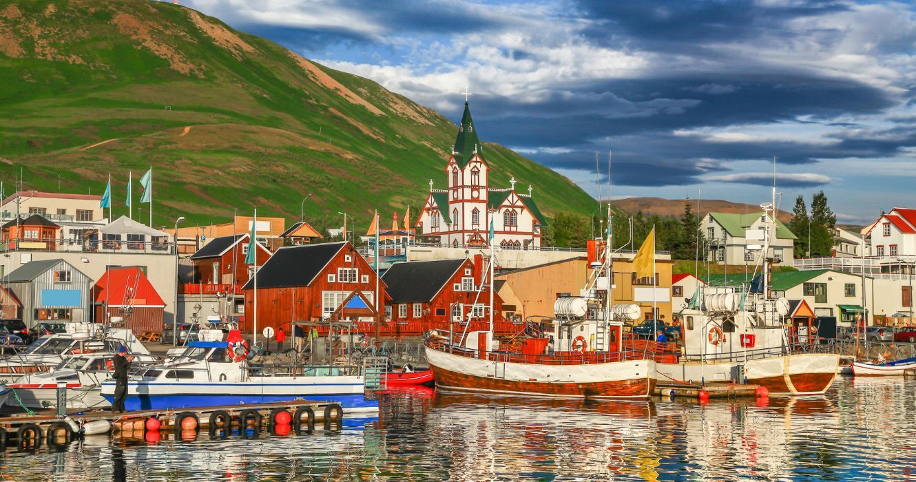 uma vila à beira-mar na islândia