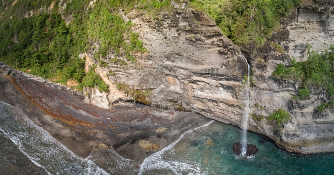 cachoeira em wavine cyrique em dominica